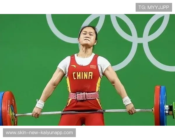 举重女子组冠军双臂轻松举起纪录重量，被封“钢铁女王”